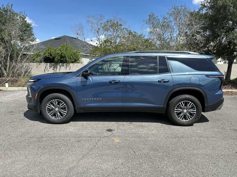 Used 2025 Chevrolet Traverse LT FWD image 3