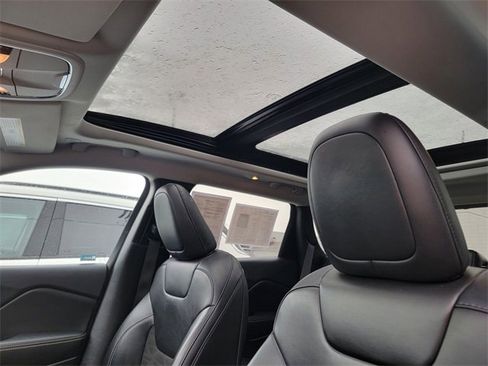 Certified 2022 Jeep Cherokee Latitude w/ Sun & Sound Group image 4