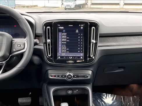 Used 2023 Volvo XC40 Recharge Ultimate w/ Protection Package Premier image 9