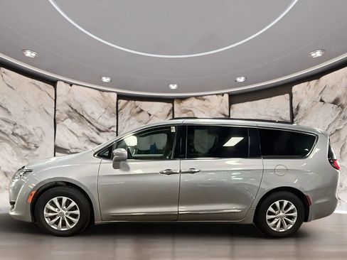 Used 2019 Chrysler Pacifica Touring-L FWD image 7