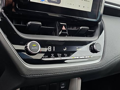 Used 2024 Toyota Corolla Cross AWD Hybrid w/ Moonroof Package image 17