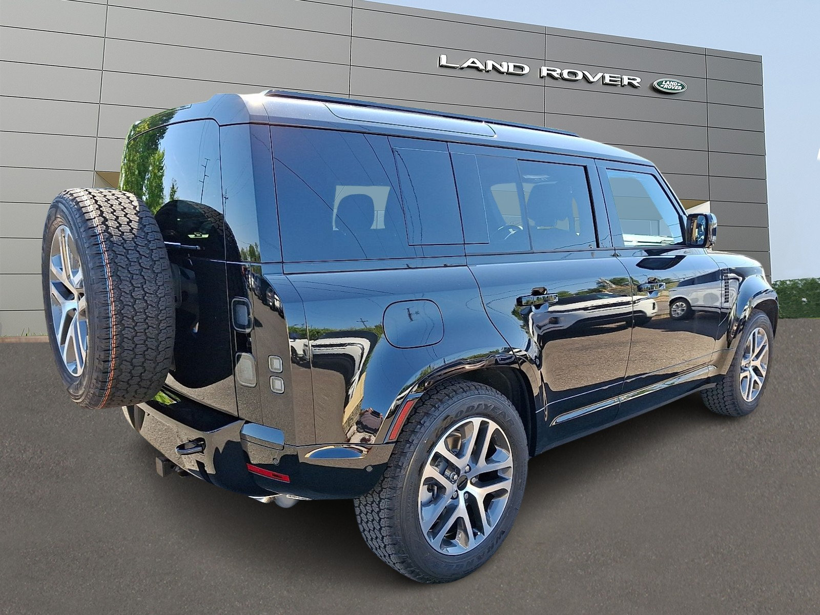 New 2026 Land Rover Defender 110 X-Dynamic SE AWD/4WD image 2