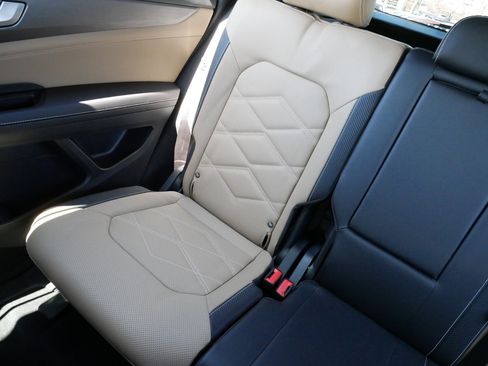 Certified 2025 Volkswagen Atlas Cross Sport SE w/ Panoramic Sunroof Package image 13