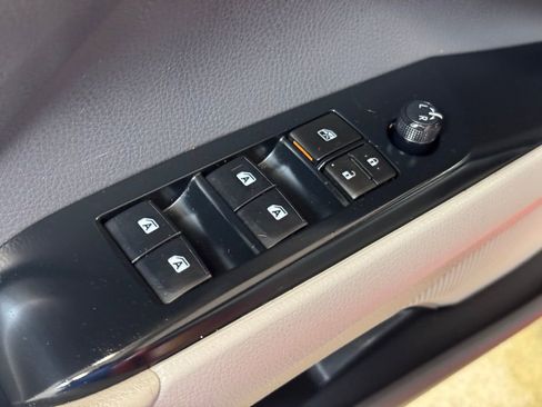 Used 2020 Toyota Camry SE w/ Convenience Package image 9