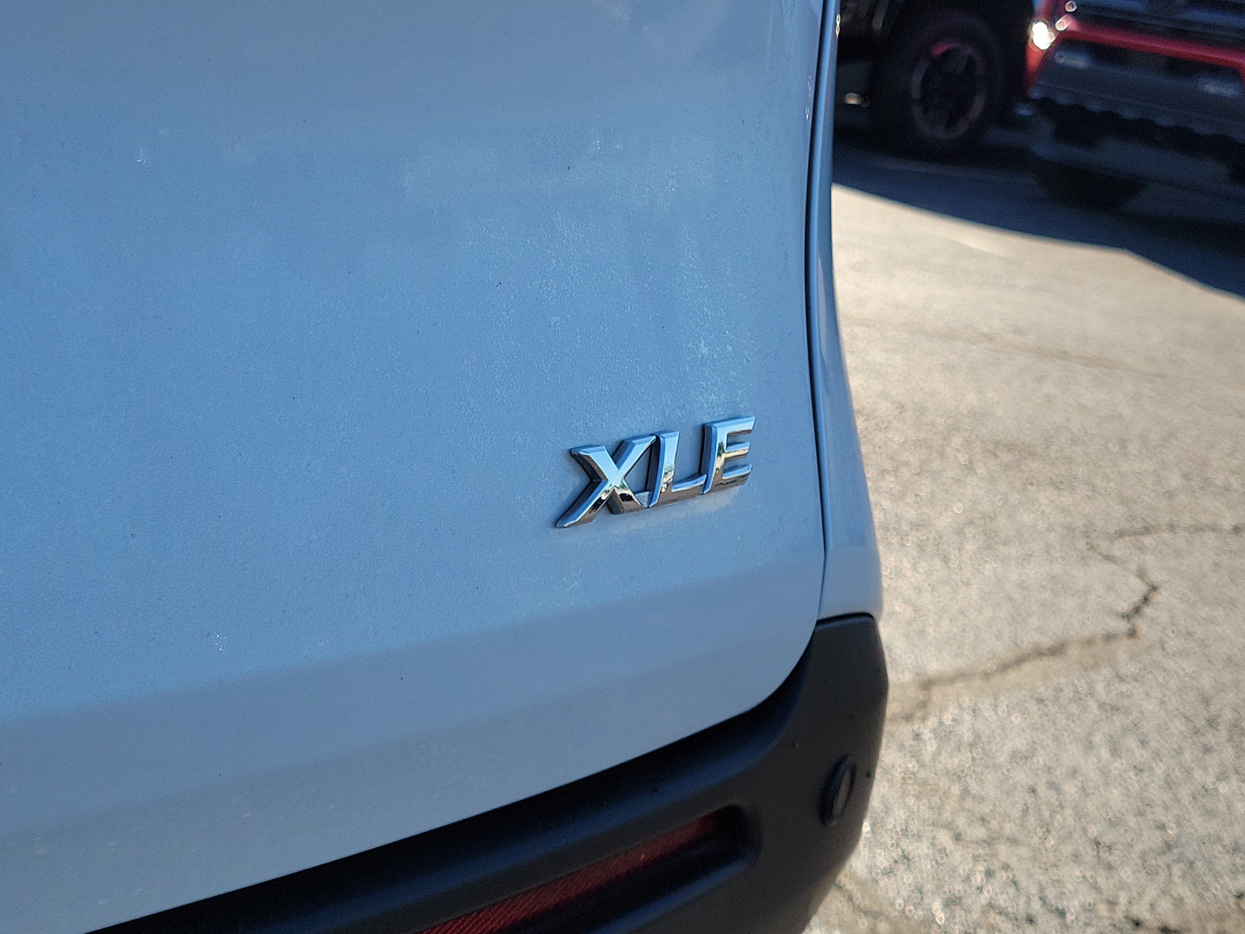 Used 2025 Toyota Sienna XLE w/ XLE Plus Package FWD image 7