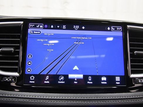 Used 2025 Chrysler Pacifica Limited image 24