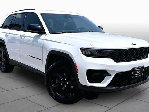 Used 2023 Jeep Grand Cherokee Altitude AWD/4WD image 3