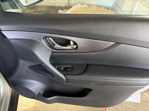 Used 2016 Nissan Rogue SV FWD image 18