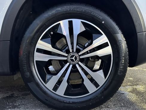 Used 2025 Mercedes-Benz GLB 250 4MATIC image 11