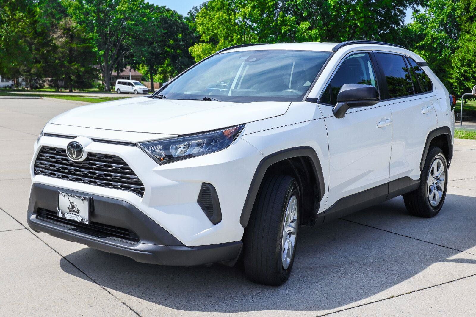 Used 2020 Toyota RAV4 LE FWD image 3