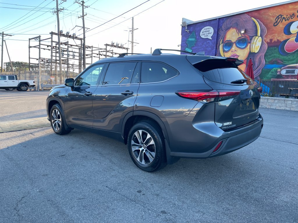 Used 2021 Toyota Highlander XLE AWD/4WD image 3