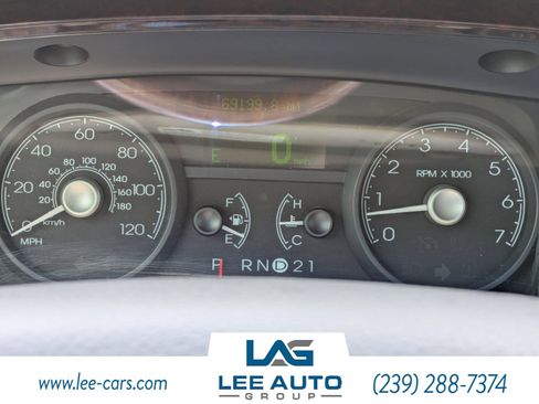 Used 2011 Lincoln Town Car Signature Limited RWD image 21
