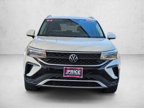 Used 2022 Volkswagen Taos SE FWD image 2