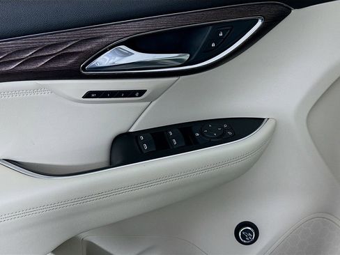 Used 2022 Buick Envision Avenir w/ Technology Package II image 18