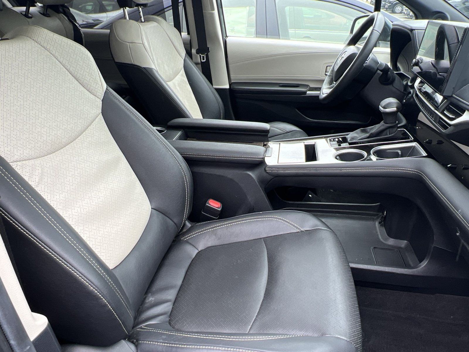 Used 2025 Toyota Sienna Platinum AWD/4WD image 25