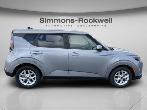 Used 2025 Kia Soul LX w/ LX Technology Package FWD image 6