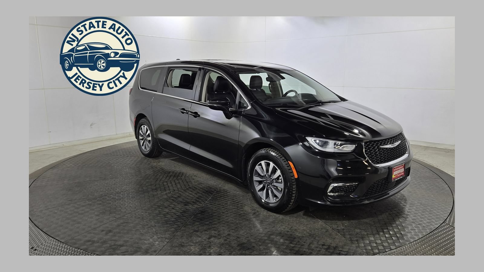 Used 2024 Chrysler Pacifica Limited FWD image 1
