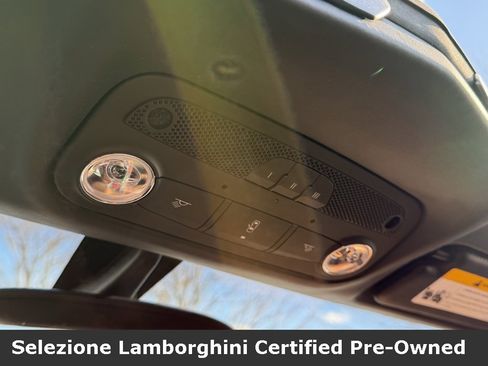 Used 2018 Lamborghini Aventador S image 50