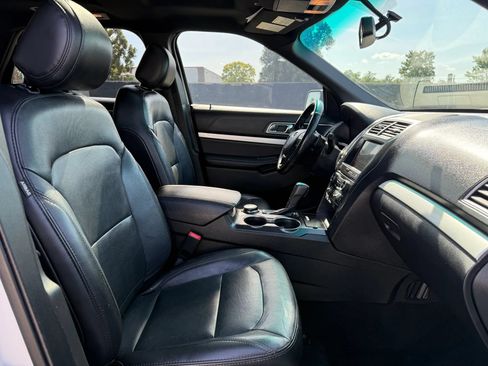 Used 2017 Ford Explorer XLT w/ Equipment Group 202A AWD/4WD image 18