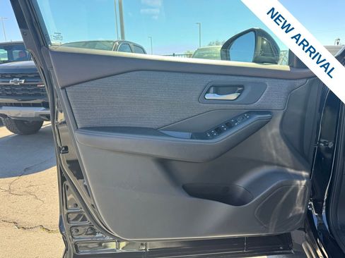 Used 2022 Nissan Rogue SV image 17