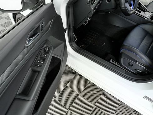 Used 2023 Volkswagen Golf R image 7