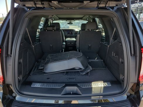 Used 2021 GMC Yukon Denali w/ Denali Premium Package image 9