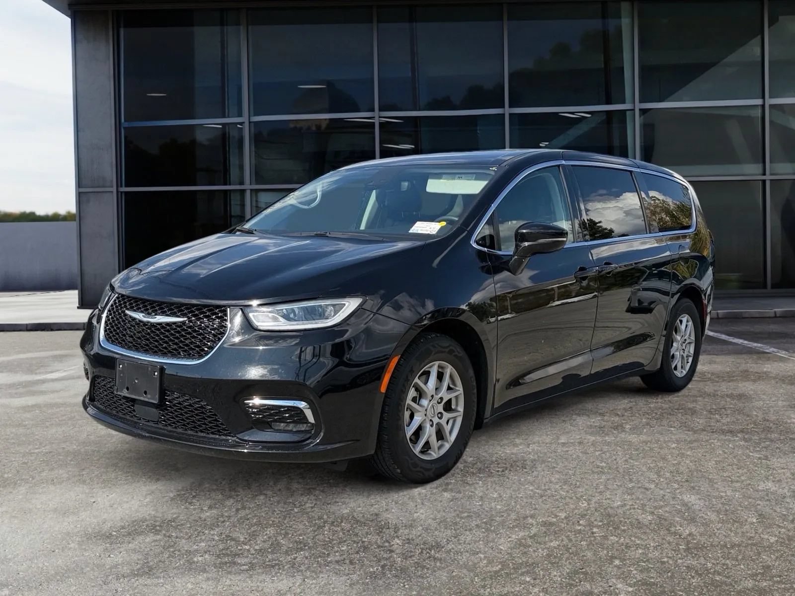 Used 2024 Chrysler Pacifica Touring-L FWD image 5