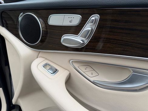 Used 2018 Mercedes-Benz GLC 300 4MATIC image 28