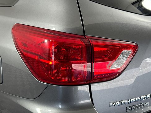 Used 2020 Nissan Pathfinder Platinum FWD image 36