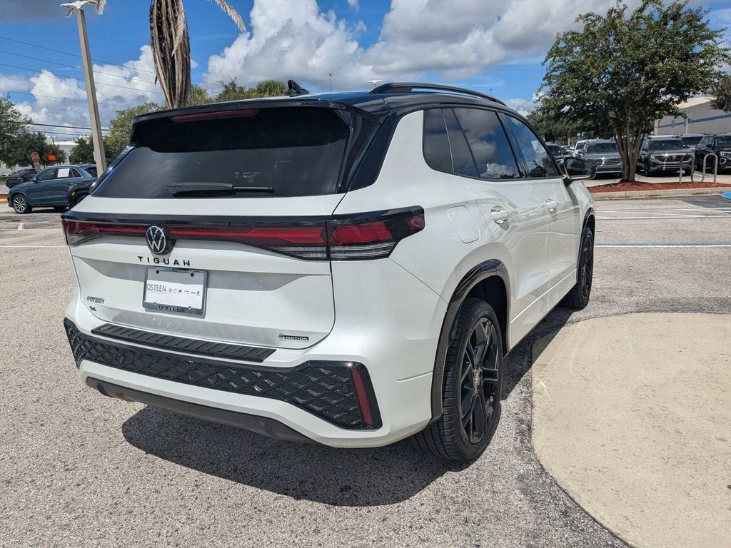 Certified 2025 Volkswagen Tiguan SE R-Line AWD/4WD image 6