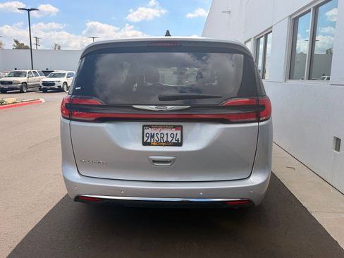 Used 2024 Chrysler Pacifica Touring image 6