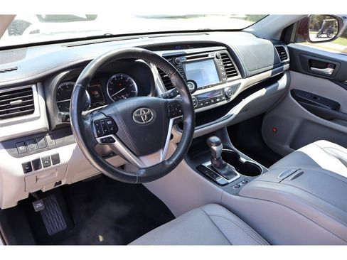 Used 2017 Toyota Highlander FWD V6 image 17