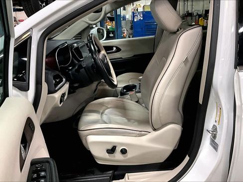 Used 2017 Chrysler Pacifica Limited image 9