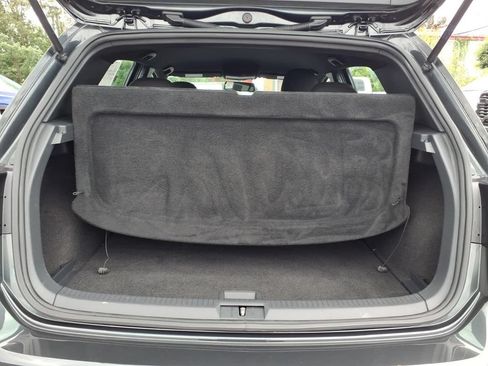 Used 2016 Volkswagen Golf 4-Door FWD image 16
