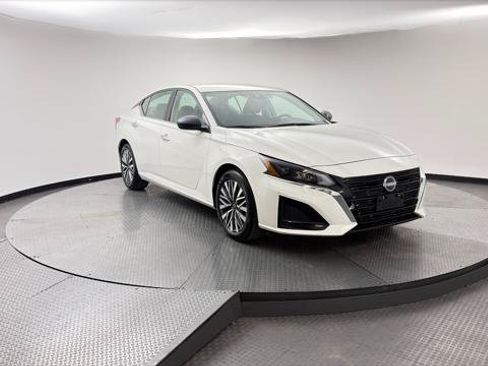 Used 2025 Nissan Altima 2.5 SV FWD image 11