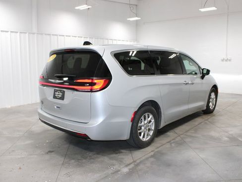 Used 2024 Chrysler Pacifica Touring-L image 9