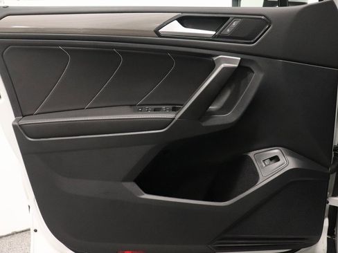 Used 2024 Volkswagen Tiguan SE w/ Panoramic Sunroof Package image 12