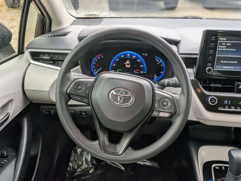 Used 2022 Toyota Corolla LE image 19