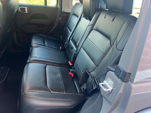 Used 2022 Jeep Wrangler Unlimited Sahara AWD/4WD image 16