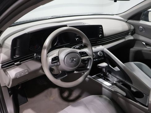 Used 2021 Hyundai Elantra SE image 14