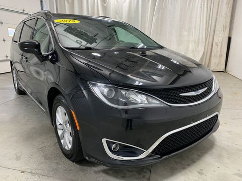 Used 2018 Chrysler Pacifica Touring-L FWD image 14