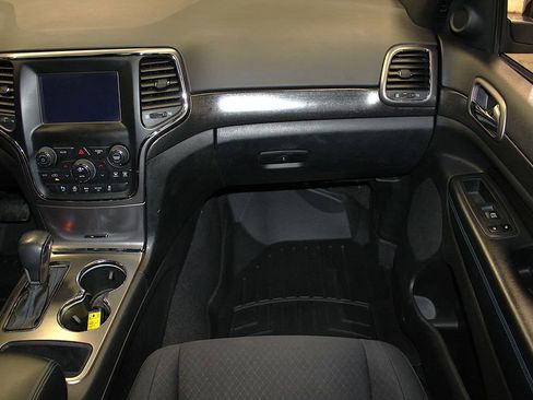 Used 2018 Jeep Grand Cherokee Laredo AWD/4WD image 34