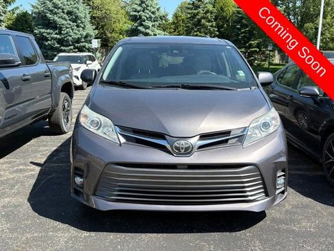 Used 2020 Toyota Sienna XLE FWD image 2