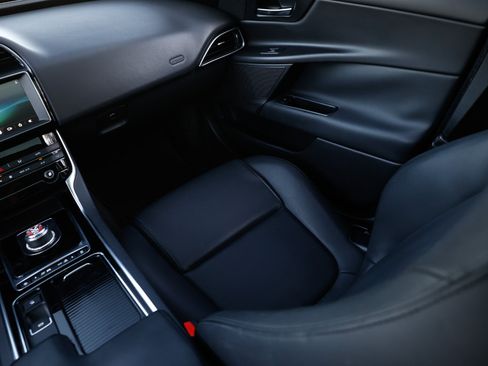 Used 2019 Jaguar XE image 22