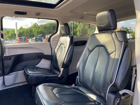 Used 2024 Chrysler Pacifica Limited image 18