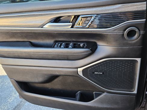 Used 2024 Jeep Wagoneer L Series II w/ Flexible Seating Group image 29