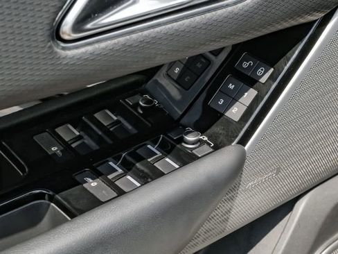 Used 2018 Land Rover Range Rover Velar R-Dynamic SE image 37