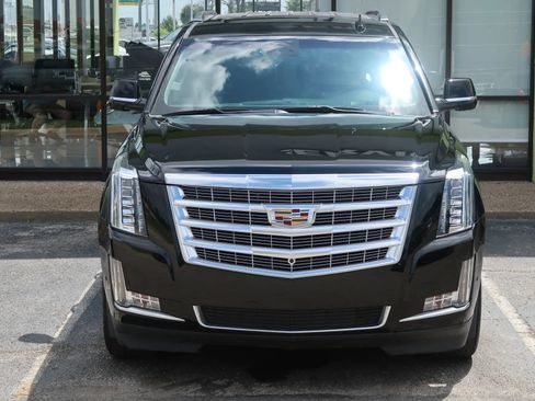 Used 2018 Cadillac Escalade Luxury w/ LPO, Radiant Package RWD image 4