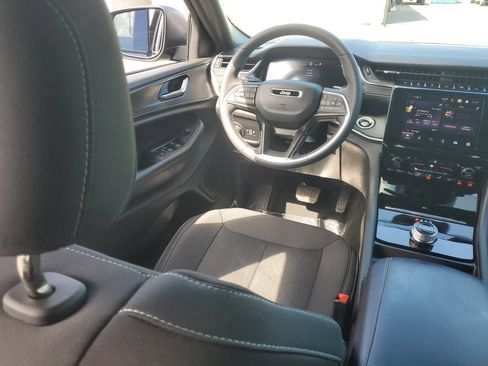 Used 2025 Jeep Grand Cherokee Laredo w/ Luxury Tech Group I RWD image 19