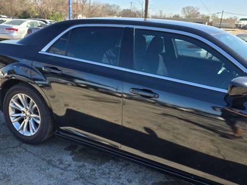 Used 2011 Chrysler 300 image 6